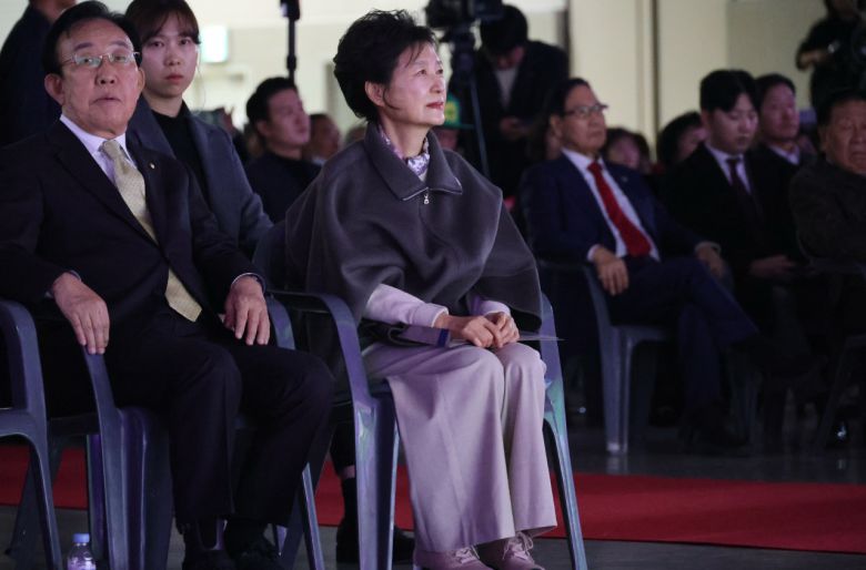 박근혜 전 대통령이 14일 오전 경북 구미코에서 열린 '박정희 전 대통령 탄신 107돌 문화행사'에 참석해 축하 공연을 관람하고 있다. [연합]