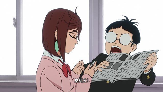 명실상부 핫걸인 아야세 모모와 교내 서열 최하위 오타쿠 소년 오카룽이 주인공이 되어 이야기를 이끌어간다.[넷플릭스 제공]