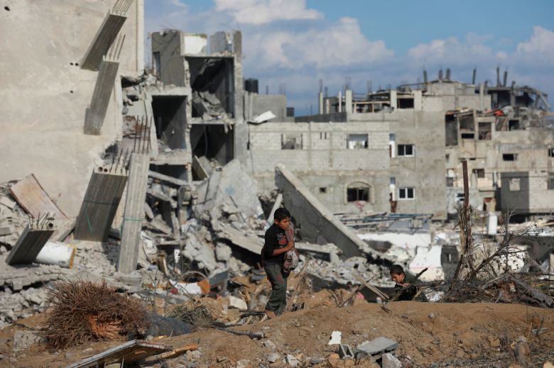 29일(현지시간) 가자지구 중부 누시라트에서 이스라엘과 하마스 간의 분쟁이 계속되는 가운데 이스라엘군이 누시라트 일부에서 철수한 후 팔레스타인 어린이들이 파괴된 건물 근처를 걷고 있다. [로이터]