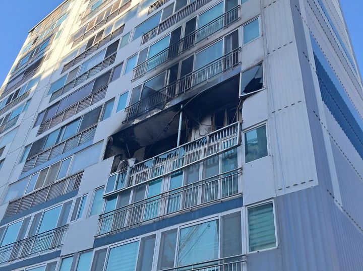 2일 오전 11시33분께 경북 포항시 북구 두호동 한 아파트에서 폭발과 함께 화재가 발생해 1명이 숨지고 17명이 부상을 입었다.  4층 높이 발화세대의 베란다가가 화재로 검게 그을린 모습이다. [포항북부소방서 제공]