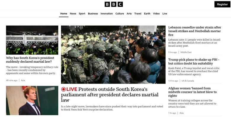 영국 BBC방송은 3일(현지시간) 홈페이지 첫 화면에 뉴스 LIVE를 띄우고 한국의 비상계엄 소식과 현장 분위기를 전하고 있다.  [BBC 캡처]