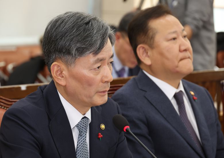 조지호 경찰청장이 5일 국회에서 윤석열 대통령의 비상계엄 선포·해제 경위와 관련 현안 질의를 위해 열린 행정안전위원회 전체회의에서 발언하고 있다. [연합]