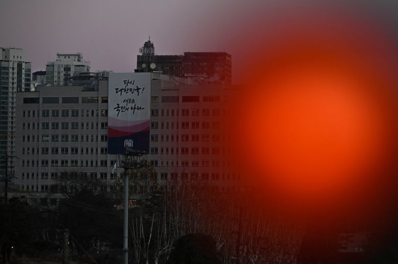 윤석열 대통령의  탄핵소추안 국회 본회의 표결을 하루 앞둔 6일 오전 서울 용산구 대통령실 인근에 빨간불이 켜져있다. 임세준 기자