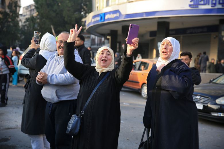 시리아 시민들이 8일(현지시간) 시리아 반군이 수도 다마스쿠스를 함락하자 기뻐하고 있다. [AFP]