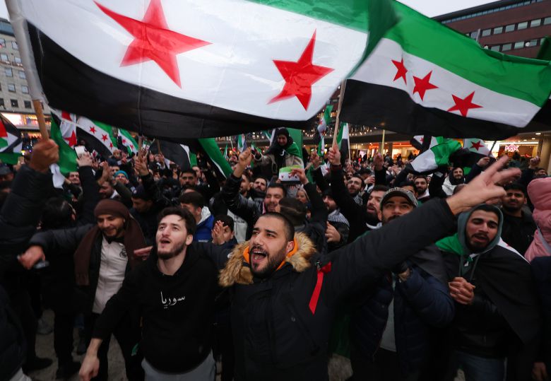 시리아 반군이 내전 13년 만에 승리를 선언한 8일(현지시간) 스웨덴 스톡홀름시티역 광장에서 시리아인들이 환호하고 있다.  AFP, 로이터통신 등 외신에 따르면 이슬람 무장세력 하야트타흐리트알샴(HTS)을 주축으로 한 시리아 반군은 이날 오전 다마스쿠스 공공기관을 통제하기 시작했다며 “다마스쿠스가 해방됐다”고 선언했다. [연합]