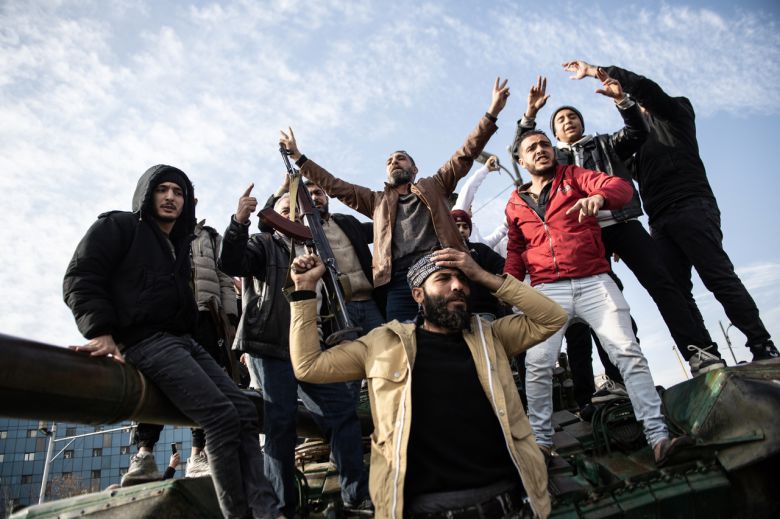 시리아 반군이 8일(현지시간) 수도 다마스쿠스를 점령하고 승리를 선포하자 시민들이 환호하고 있다. [EPA]