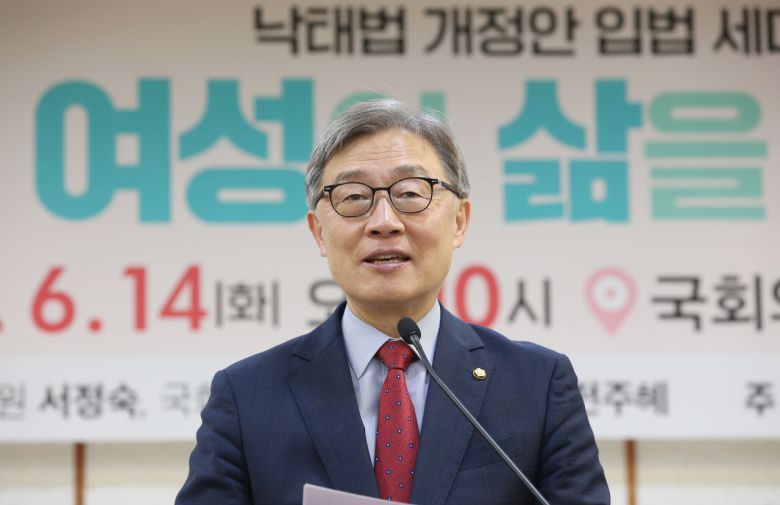 최재형 국민의힘 의원이 2022년 6월 14일 오전 서울 여의도 국회 의원회관에서 열린 ‘건강한 여성의 삶을 다시 생각하다’ 낙태법 개정안 입법 세미나에서 개회사를 하고 있다. 이상섭 기자