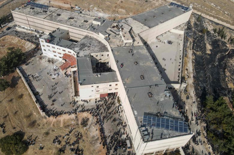 9일(현지시각)  ‘인간 도살장’으로 알려진 세드나야 교도소에는 반군이 바샤르 알아사드 정권을 전복한 뒤 수천 명의 수감자가 석방되면서 가족이나 친지를 찾으려는 사람들이 몰려들고 있다. [AFP]