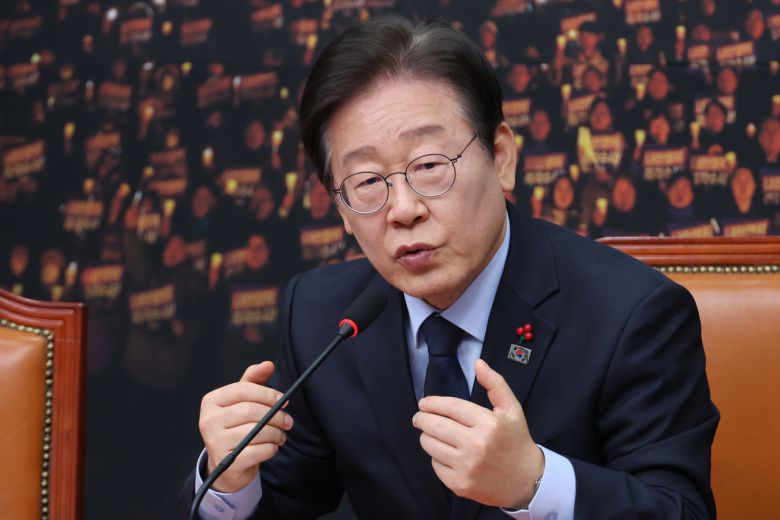 더불어민주당 이재명 대표가 8일 오후 서울 여의도 국회에서 열린 긴급 기자회견에서 기자 질문에 답변하고 있다. <연합뉴스>