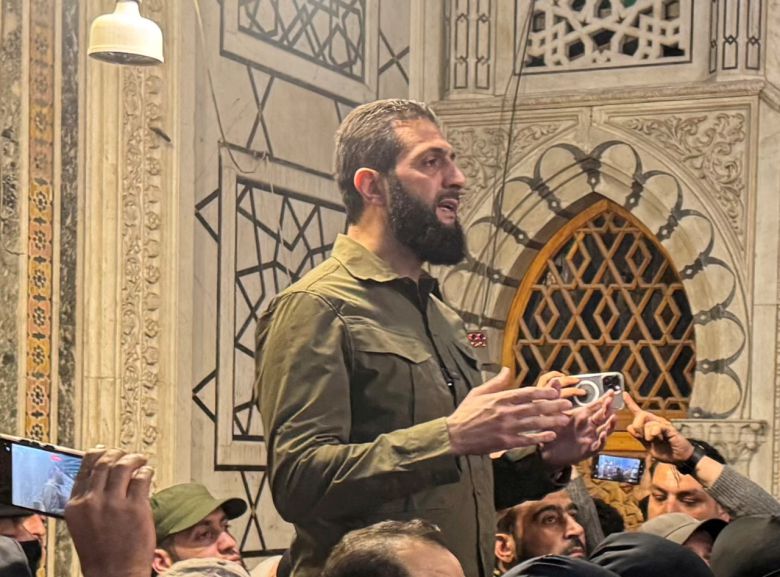 8일(현지시간)  시리아 수도 다마스쿠스에서 반군 최고 사령관인 아부 모하메드 알 골라니가 시민들 앞에서 발언하고 있다. [로이터]