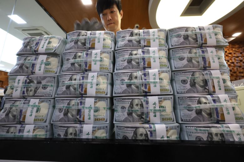 서울 중구 하나은행 위·변조 대응센터에서 직원이 달러를 정리하고 있다.[연합]