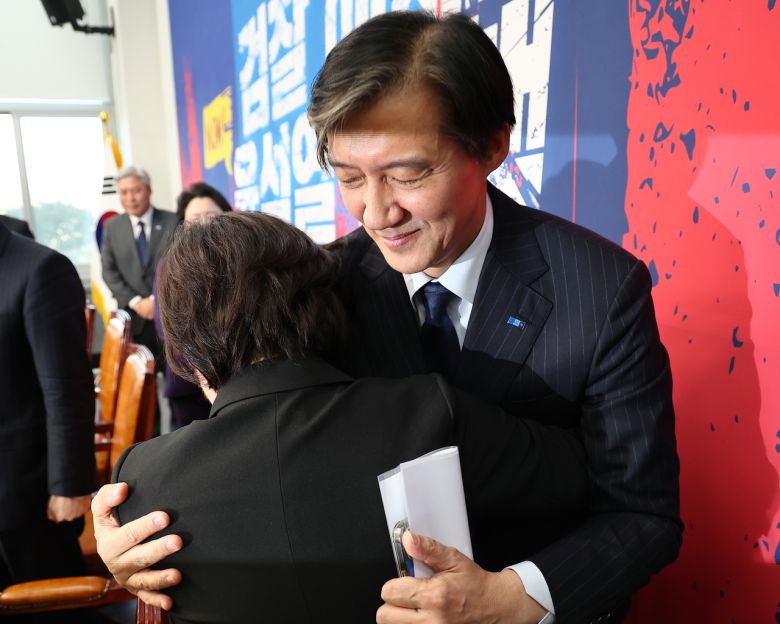 자녀 입시 비리와 청와대 감찰 무마 등 혐의로 대법원에서 징역 2년이 확정된 조국혁신당 조국 전 대표가 12일 오후 서울 여의도 국회에서 조국혁신당 관계자와 인사하고 있다.  [연합]