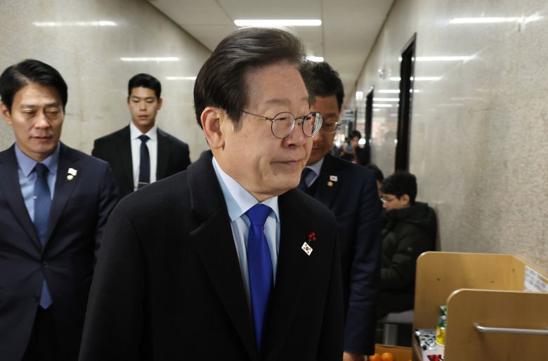 이재명 더불어민주당 대표가 14일 오전 국회에서 열린 비공개 최고위원 회의에 참석하고 있다. [연합]