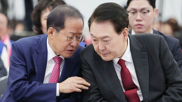 홍준표(왼쪽) 대구시장이 지난해 11월 7일 대구 북구 대구 엑스코(EXCO)에서 열린 2023 바르게살기운동 전국회원대회에서 윤석열 대통령과 대화하고 있다. [연합]