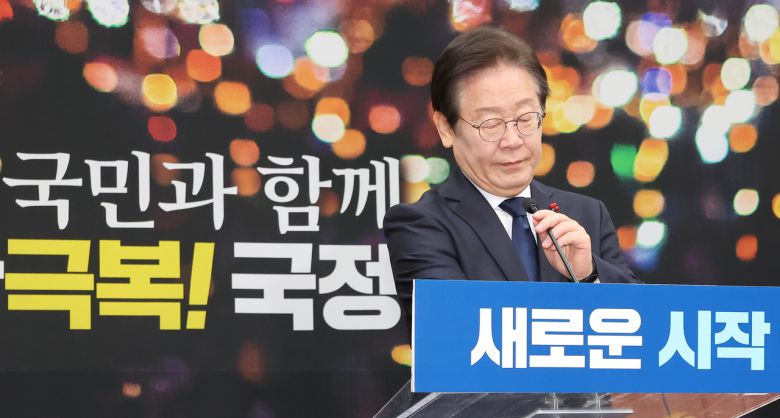 더불어민주당 이재명 대표가 15일 오전 국회에서 열린 기자회견에 입장하고 있다. [연합]