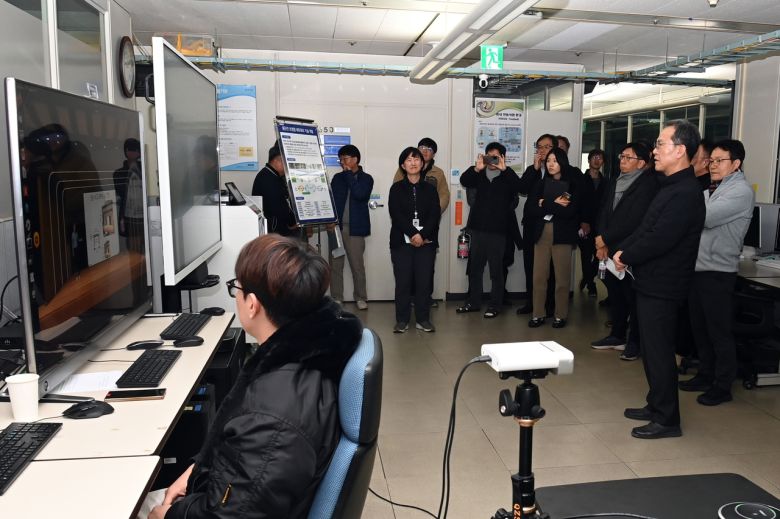 ETRI 연구진이 개발한 네트워크 종단 간 성능 맞춤형 단말 네트워크 스택 기술 시연회 모습.[ETRI 제공]