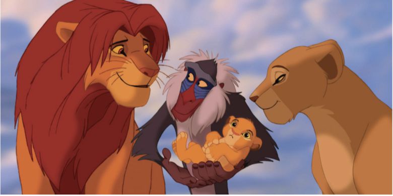 1994년 ‘라이온 킹’ 원작에서 무파사와 사라비 사이에서 아들 심바가 태어나자 예언자 원숭이 라피키가 들어보이고 있다.