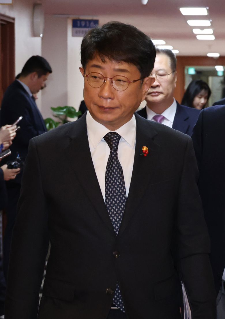 국토교통부 박상우 장관이 8일 서울 종로구 정부서울청사에서 열린 국무위원간담회에 입장하고 있다. [연합]