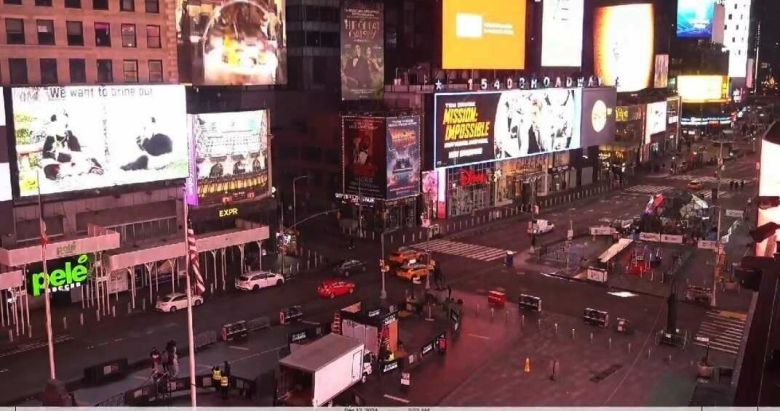 지난 12일 오후 2시부터 13일 오후 2시까지 송출된 미국 뉴욕타임스퀘어 전광판 푸바오 건강 걱정 광고[푸행권 제공]