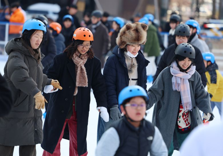 25일 오후 서울 시청 앞 서울광장 스케이트장을 찾은 시민들이 스케이트를 타며 성탄절 휴일을 즐기고 있다. [연합]
