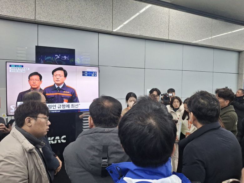 무안국제공항에 모인 유가족들이 제주항공 브리핑을 모니터를 통해 지켜보고 있다. 무안=김성우 기자