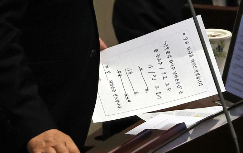 우원식 국회의장이 27일 오후 국회 본회의에서 한덕수 국무총리 탄핵소추안 투표 결과를 보고 있다. [연합]