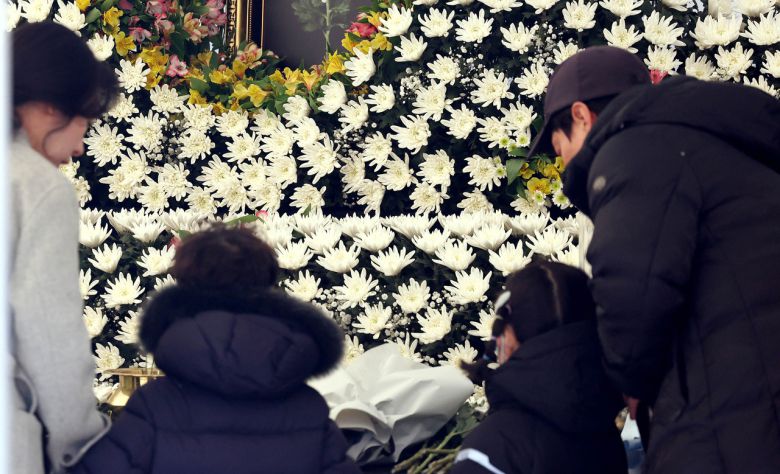 31일 광주 동구 금남로 5·18민주광장에 마련된 제주항공 여객기 사고 희생자 분향소에서 한 가족이 추모하고 있다. [연합]