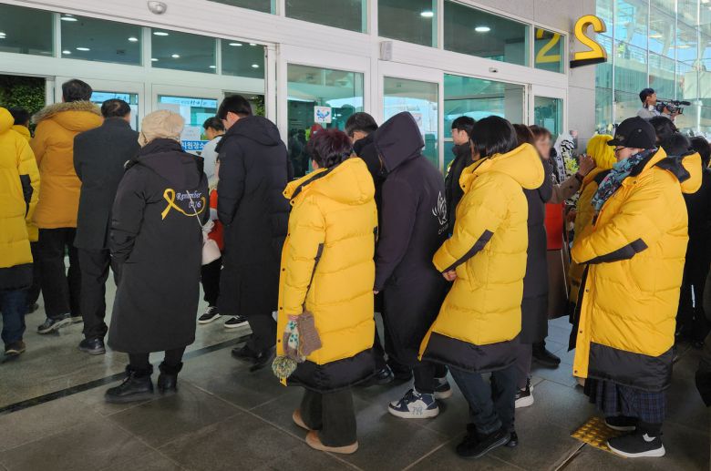 1일 전남 무안군 무안국제공항에 마련된 제주항공 여객기 사고 희생자 합동분향소에 세월호 유가족이 조문하고 있다. [연합]
