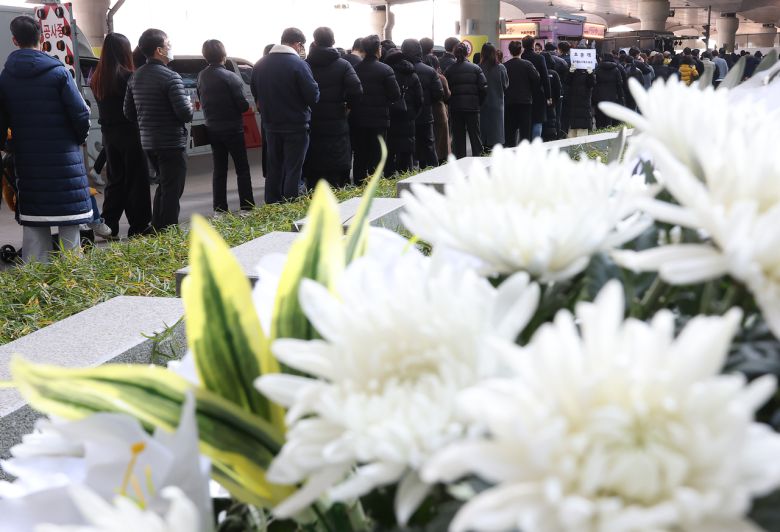 1일 오후 전남 무안 무안국제공항에서 추모객들이 제주항공 참사 분향소 조문을 위해 기다리고 있다. [연합]