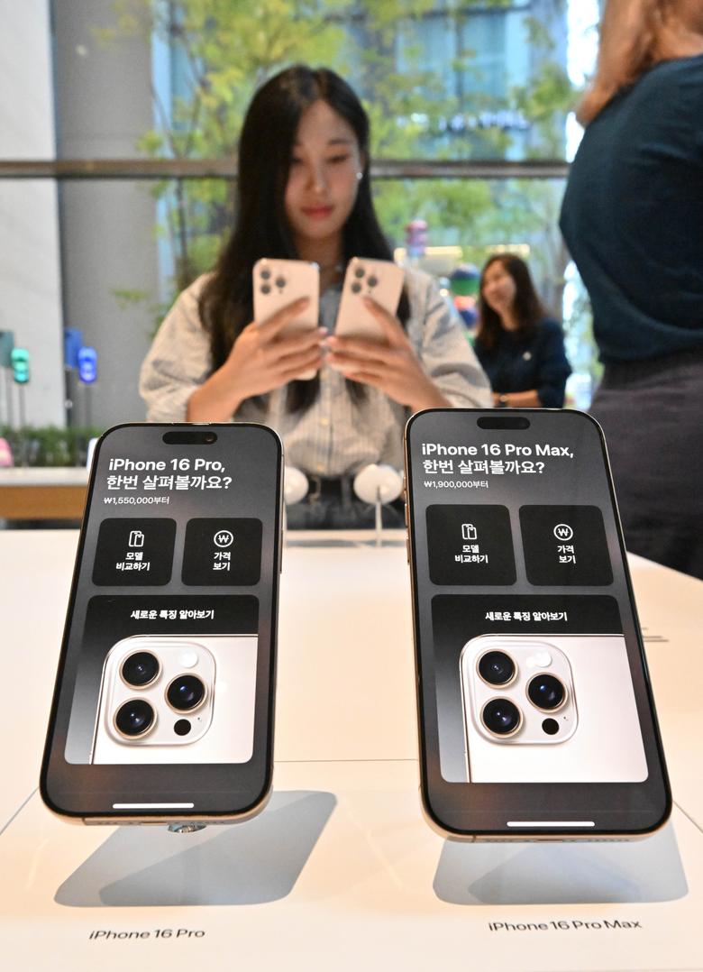 서울 중구 명동 애플스토어에 아이폰16이 전시되어 있다. 임세준 기자