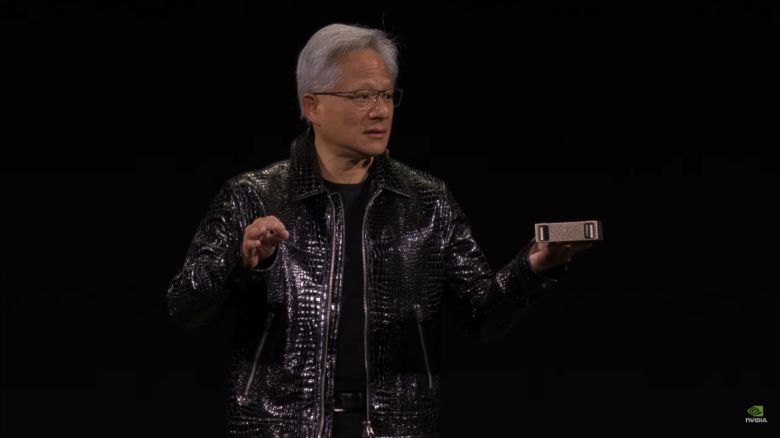 젠슨 황 엔비디아 CEO가 최신 AI 슈퍼컴퓨터 ‘프로젝트 디지트(Project Digit)를 소개하고 있다. 그의 오른손에는 블랙웰 GPU 기반의 초소형 칩 ‘GB10’이 들려 있다. [엔비다아 유튜브]