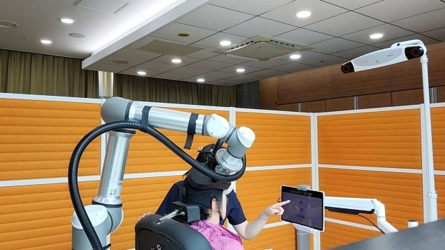 에이티앤씨가 개발한 경두개자기자극(TMS) 전자약과 디지털치료제(DTx) 병용한 치료 시스템 모습. [에이티앤씨 제공]