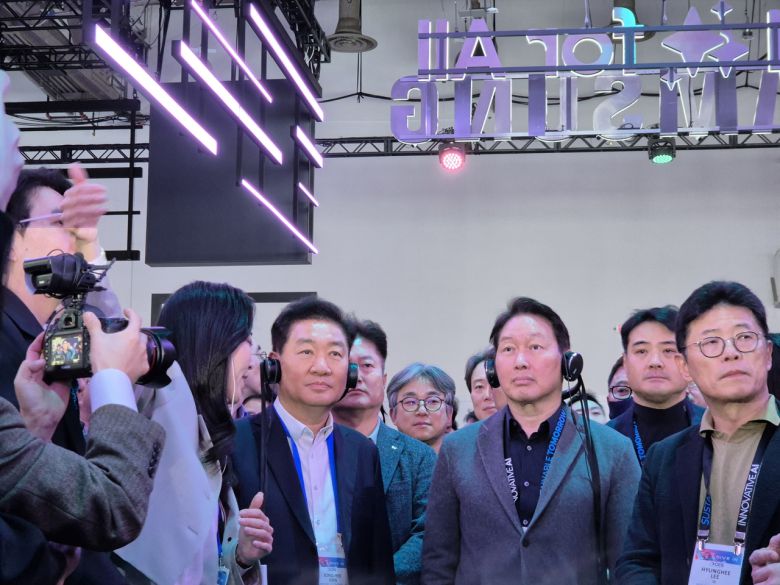 최태원(왼쪽 세번째) SK 회장과 한종희(왼쪽 두번쨰) 삼성전자 부회장이 8일(현지시간) 미국 라스베이거스에서 열린 CES 2025에서 삼성 부스를 살펴보고 있다. 김현일 기자