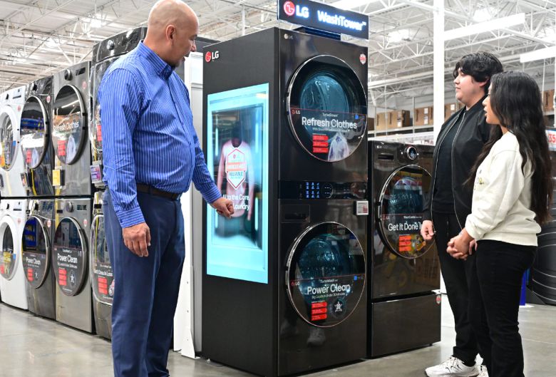 미국 로우스 라스베이거스 지점에서 매장 직원이 현지 고객에게 타워형 세탁건조기 ‘LG 워시타워’를 설명하고 있다.  [LG전자 제공]