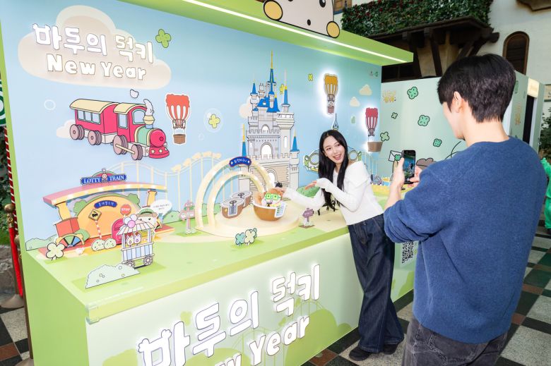 ‘미라클 윈터, 마루의 럭키 뉴 이어’ 마루의 미니어처 포토존 인증샷 찍는 손님들