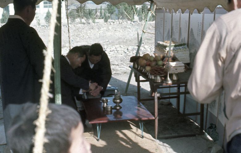 1973년 3월 21일, 위령제를 올리는 모습. [국립경주문화유산연구소]