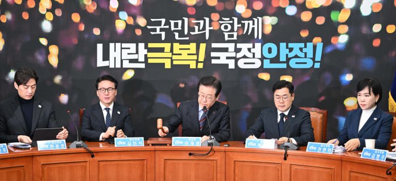 이재명 더불어민주당 대표가 13일 오전 서울 여의도 국회에서 열린 최고위원회의에 참석해 회의시작을 알리는 의사봉을 두드리고 있다. 이상섭 기자