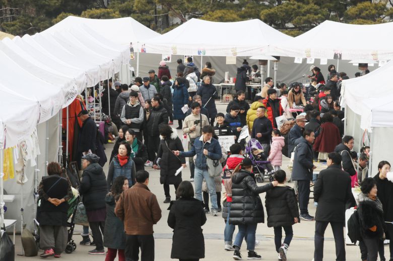 남산골한옥마을에서 열린 설맞이 한마당 행사가 시민들로 북적이고 있다. [뉴시스]