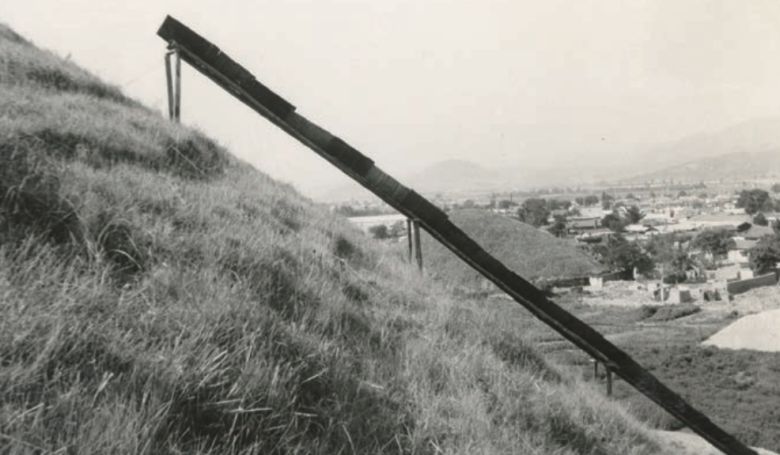 조사단은 위령제를 끝낸 뒤, 천마총 봉분 꼭대기부터 흙을 파내기 시작했다. [국립경주문화유산연구소]