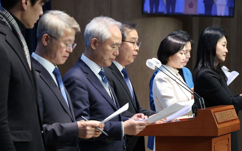 더불어민주당 사법정의실현 및 검찰독재대책위원회 위원들이 16일 국회 소통관에서 “국민의힘은 피의자 윤석열에 대한 수사와 탄핵 절차에서 국민의 관심을 돌리려는 물타기를 중단”하라며 기자회견을 하고 있다. [연합]