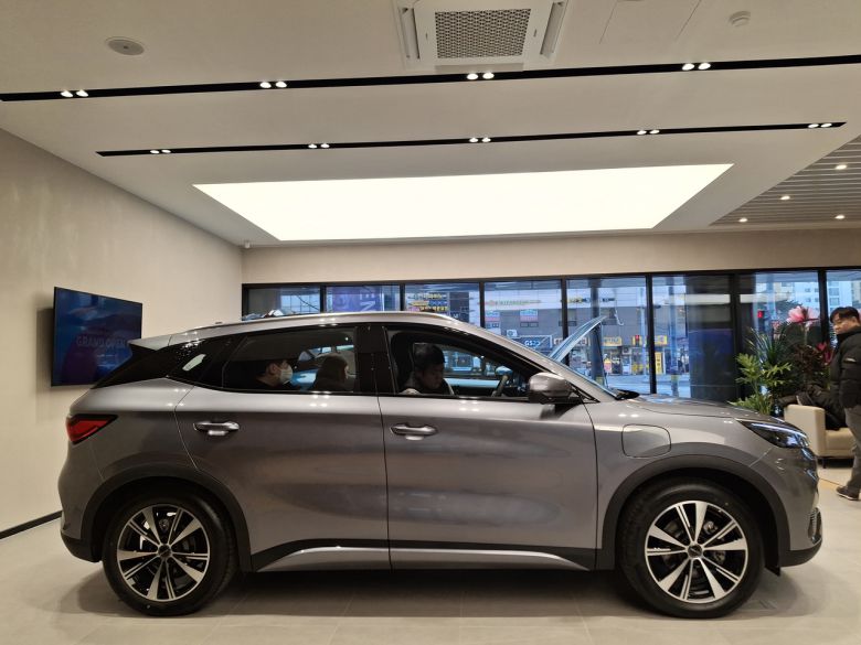 BYD 강서지점 전시장에 전시된 아토 3 자동차에 고객들이 직접 탑승해 있다. [김성우 기자]