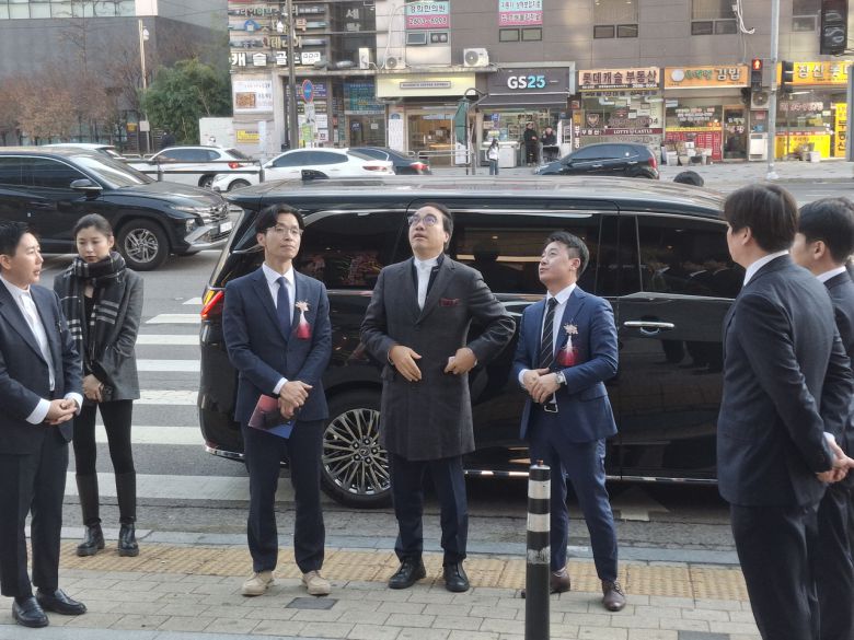 17일 강서지점을 방문한 팽창지(사진 가운데) 하모니오토 회장과 관계자들이 매장 입구를 둘러보고 있다. [김성우 기자]