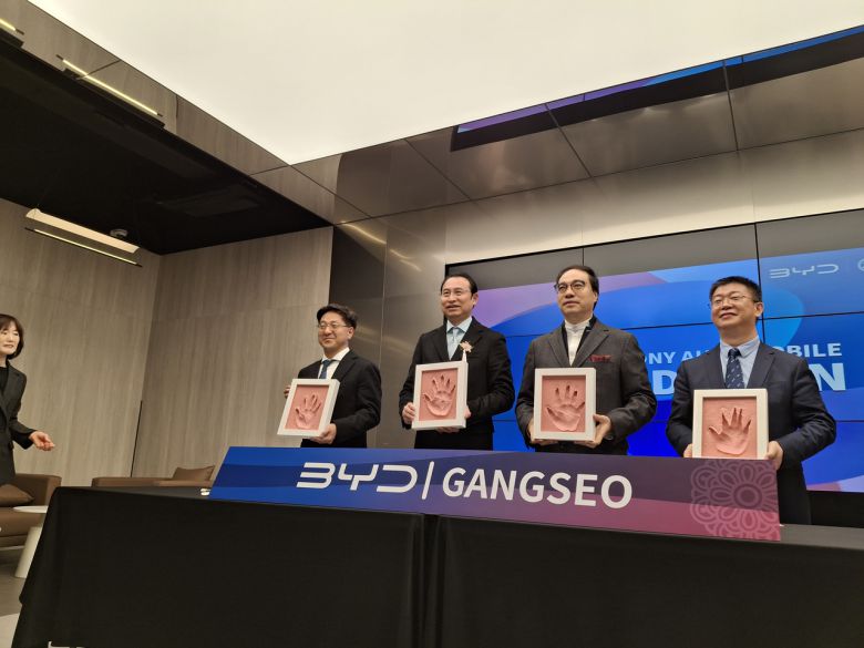 조인철(왼쪽부터) 비야디코리아 승용사업 부문 대표, 류쉐량 비야디 아시아태평양 자동차 영업사업부 총경리, 팽창지 하모니오토그룹 회장, 딩하이미아오 비야디코리아 대표가 17일 강서매장 핸드프린팅 행사에서 기념사진을 촬영하고 있다. [김성우 기자]