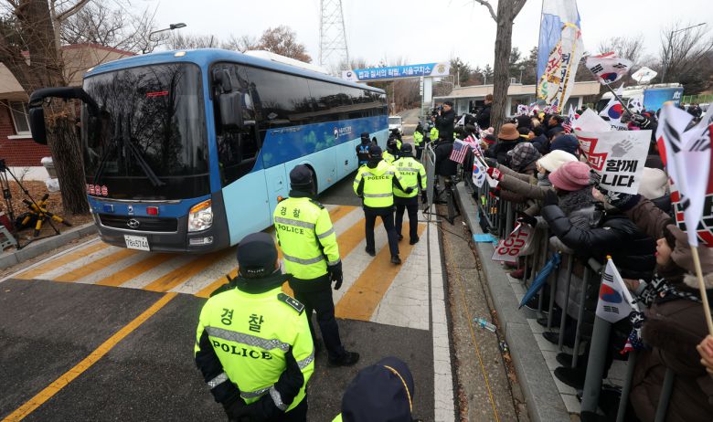 내란 우두머리 혐의로 공수처에 체포된 윤석열 대통령이 2차 조사 및 체포적부심 심문에 불출석한 16일 경기도 의왕시 서울구치소 앞에 지지자들이 집회하고 있다. [연합뉴스]