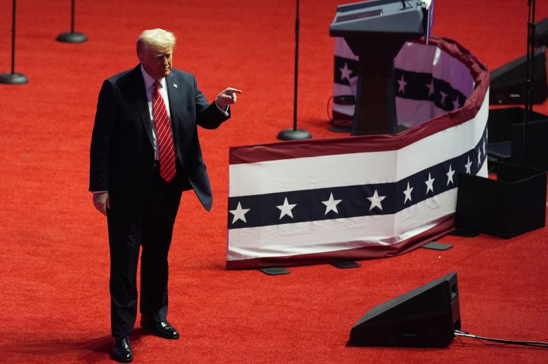 도널드 트럼프 미국 대통령 당선인이 취임 하루 전인 19일(현지시간) 미국 워싱턴DC ‘캐피털 원 아레나’에서 개최된 대선 승리 축하 집회에서 지지자들을 향해 손짓하고 있다. [AP]