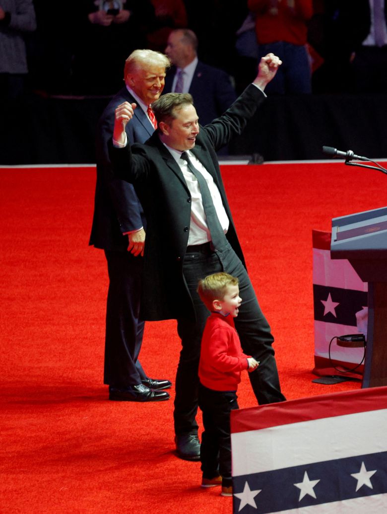 일론 머스크 테슬라 CEO가 19일(현지시간) 미국 워싱턴 DC의 캐피털 원 아레나에서 열린 집회 무대에 올라 환호하고 있다. [로이터]