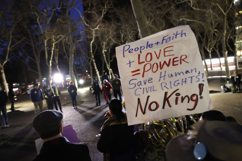 도널드 트럼프 대통령이 지난 20일(현지시간) 취임일에 출생 시민권 일부 제한 관련 행정명령을 서명한 여파로 21일 미국 캘리포니아주 샌 호세에서 이에 반발하는 집회가 열리고 있다. [EPA]