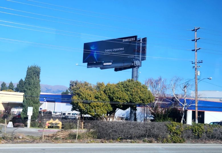 21일(현지시간) 미국 캘리포니아주 새너제이에 ‘삼성 갤럭시 언팩 2025’을 알리는 대형 광고판이 설치된 모습. [권제인 기자/eyre@]