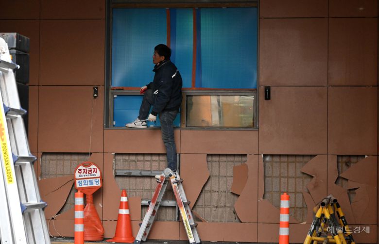 서울서부지방법원이 지난 19일 새벽 윤석열 대통령에 대한 구속영장을 발부한 것에 반발해 윤 대통령 지지자들이 법원 청사로 난입해 폭동을 일으키는 초유의 사태가 발생했다. 지난 20일 오전 서울 마포구 서울서부지방법원 건물 외벽이 폭동으로 인해 파손되어 있다. 임세준 기자