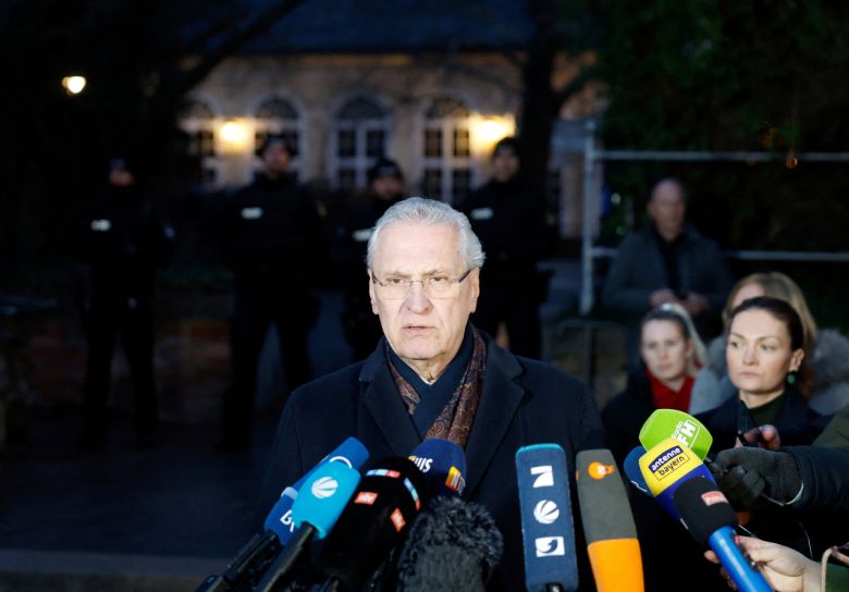 요아힘 헤르만 바이에른주 내무부 장관이 지난 22일(현지시간) 독일 아샤펜부르크에서 발생한 아프가니스탄 난민의 칼부림 사건에 대한 성명을 발표하고 있다. [로이터]